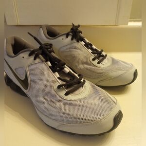 Nike Reax men's lightweight athletic shoes